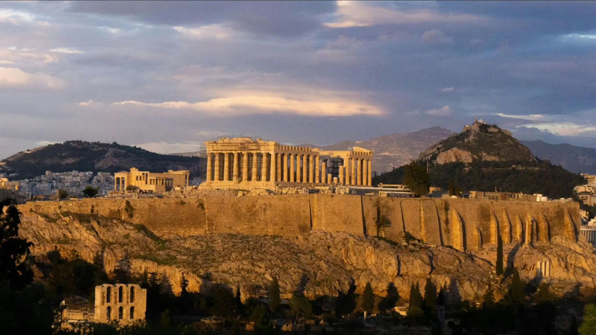 Μακρινή λήψη του Λόφου της Ακρόπολης